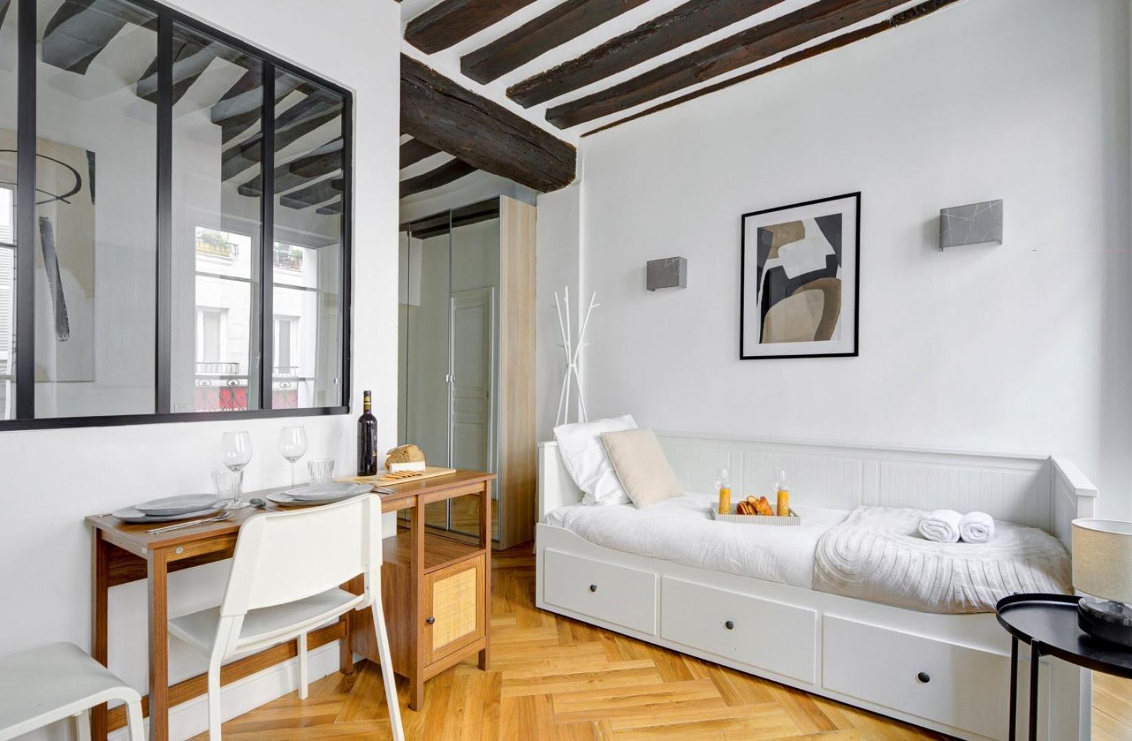 Joyful Ivy - Cozy In Apartment *