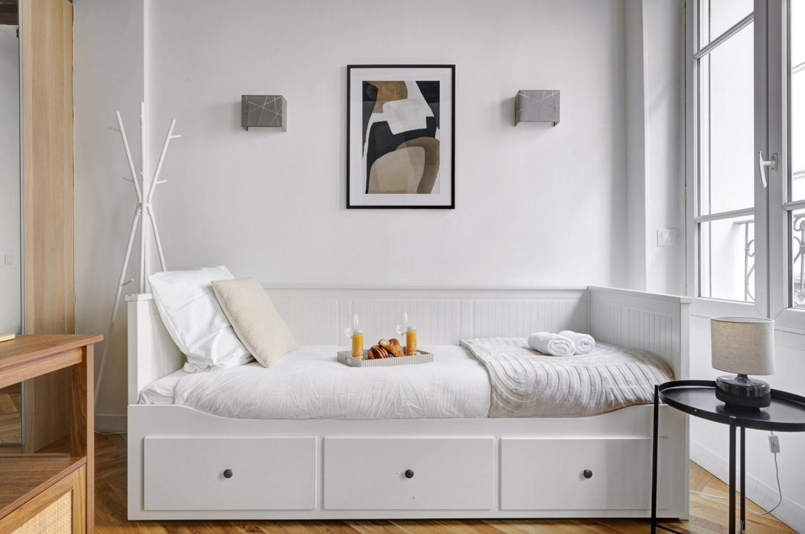 Joyful Ivy - Cozy In Apartment